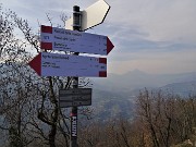 63 Scendo, per la prima volta, ai Roccoli della Passata, dal ripido sentiero 571